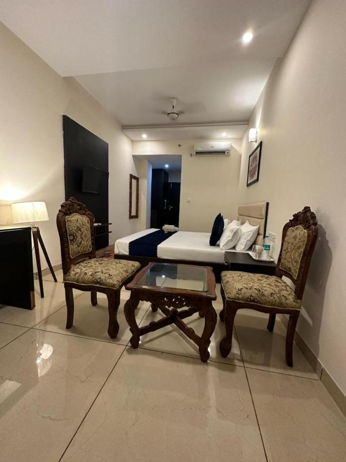 Hotel Jb Residency !! Luxurious & Royal Balcony Rooms !! Large Rooms Zirakpur 外观 照片