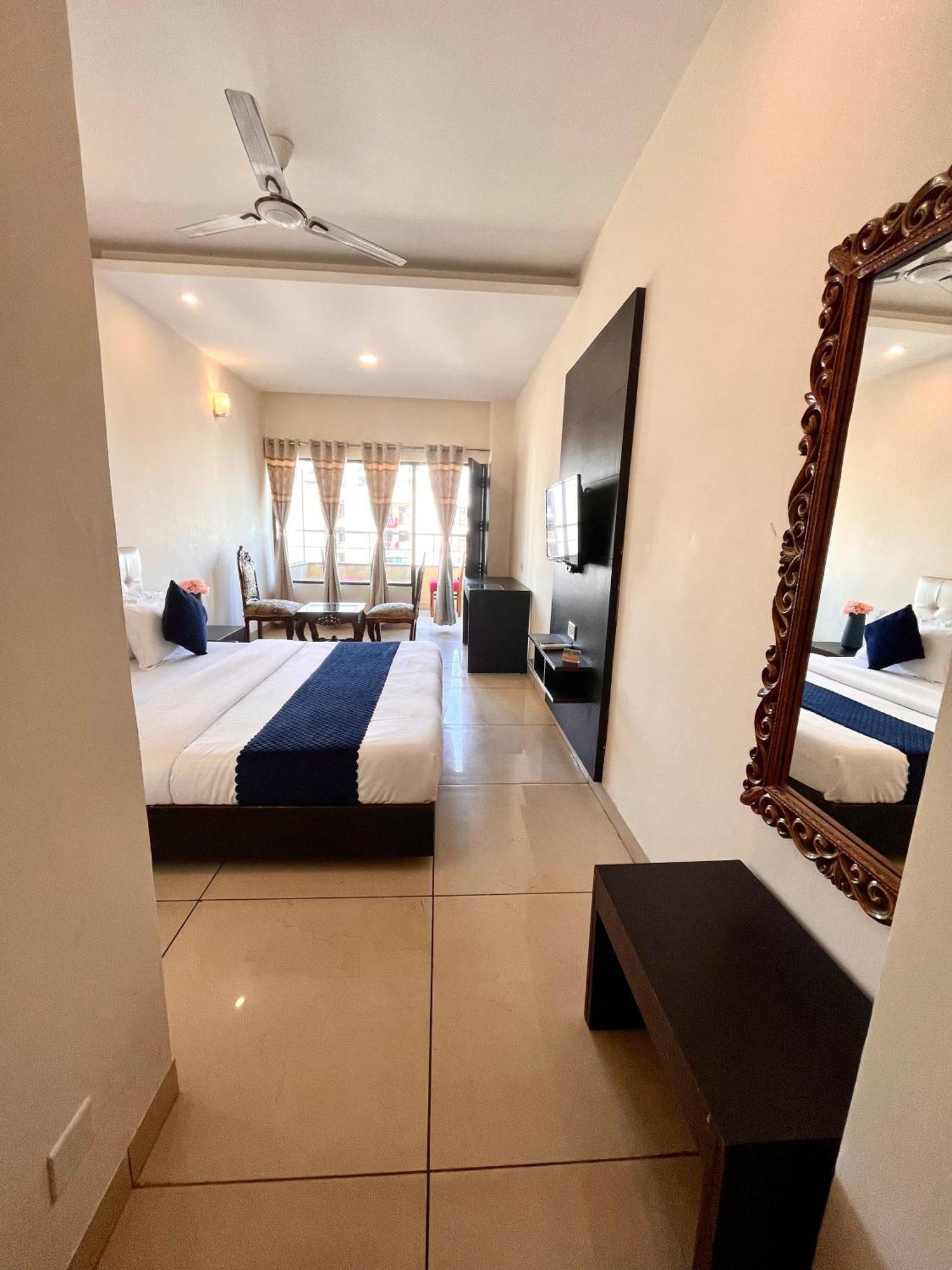 Hotel Jb Residency !! Luxurious & Royal Balcony Rooms !! Large Rooms Zirakpur 外观 照片