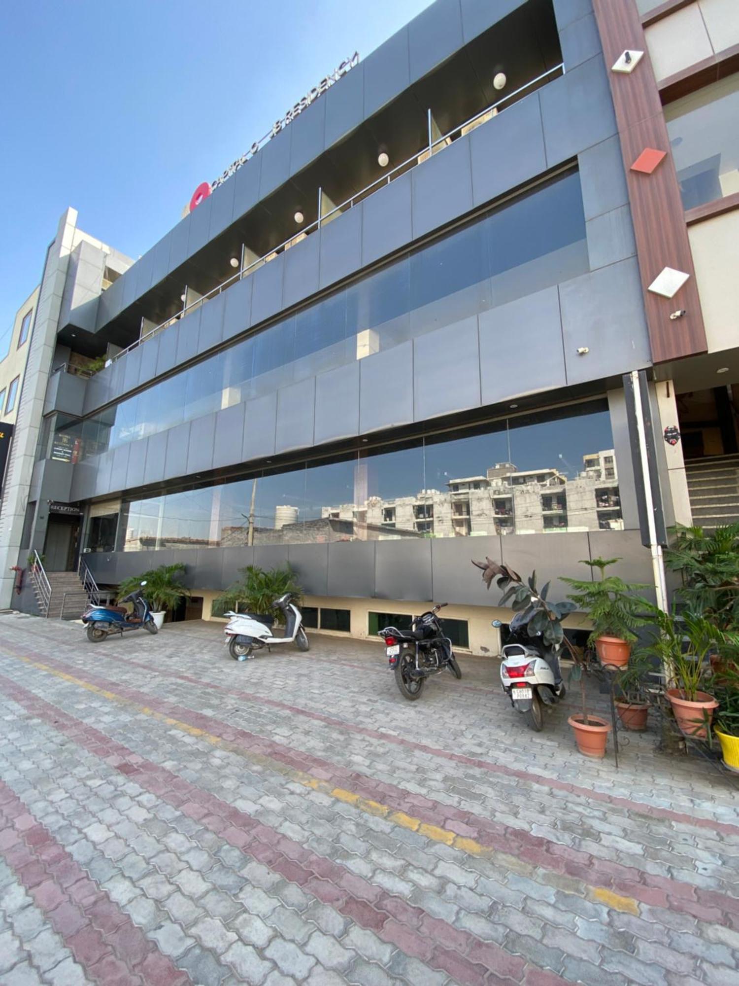 Hotel Jb Residency !! Luxurious & Royal Balcony Rooms !! Large Rooms Zirakpur 外观 照片